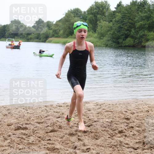 21.06.2025 - 27. Vierlanden-Triathlon Lena Gebhardt http://msf.ph/oto/8046307 15.06.2025 14:53:25 Schwimmen 1368 meine-sportfotos.de