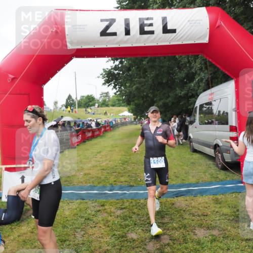 21.06.2025 - 27. Vierlanden-Triathlon MichiJ http://msf.ph/oto/8046310 15.06.2026 13:59:42 Ziel 205, 880, 1100 meine-sportfotos.de