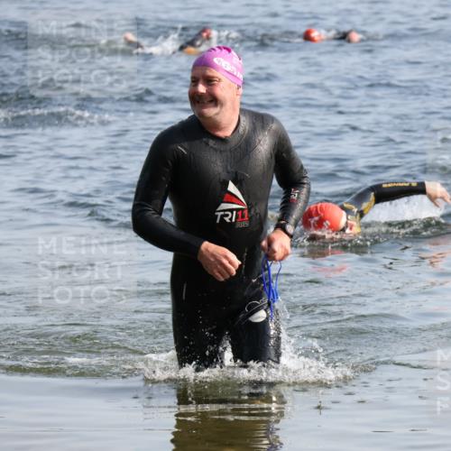 15.06.2025 - 27. Vierlanden-Triathlon Lena Gebhardt http://msf.ph/oto/8046312 15.06.2025 08:42:44 Schwimmen 137, 154 meine-sportfotos.de
