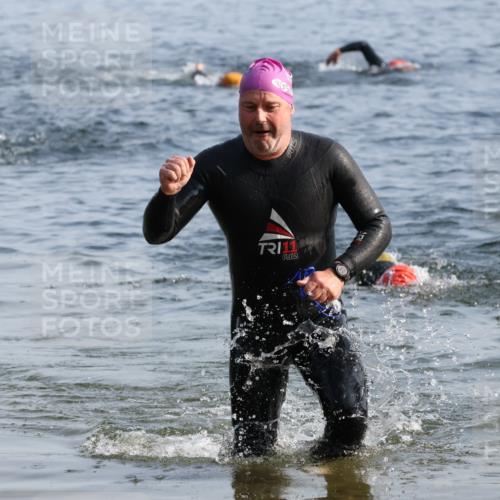 15.06.2025 - 27. Vierlanden-Triathlon Lena Gebhardt http://msf.ph/oto/8046316 15.06.2025 08:42:45 Schwimmen 137, 154 meine-sportfotos.de