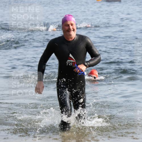 15.06.2025 - 27. Vierlanden-Triathlon Lena Gebhardt http://msf.ph/oto/8046323 15.06.2025 08:42:46 Schwimmen 137, 154 meine-sportfotos.de
