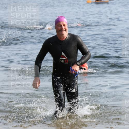 15.06.2025 - 27. Vierlanden-Triathlon Lena Gebhardt http://msf.ph/oto/8046327 15.06.2025 08:42:46 Schwimmen 137, 154 meine-sportfotos.de