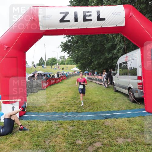 21.06.2025 - 27. Vierlanden-Triathlon MichiJ http://msf.ph/oto/8046328 15.06.2026 13:59:53 Ziel 895 meine-sportfotos.de