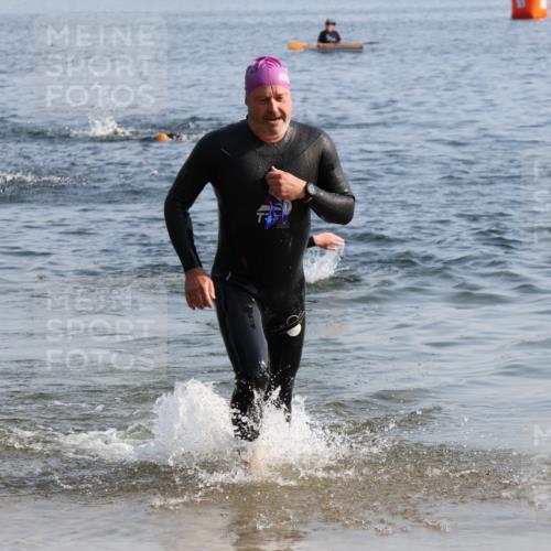 15.06.2025 - 27. Vierlanden-Triathlon Lena Gebhardt http://msf.ph/oto/8046334 15.06.2025 08:42:47 Schwimmen 137, 154 meine-sportfotos.de