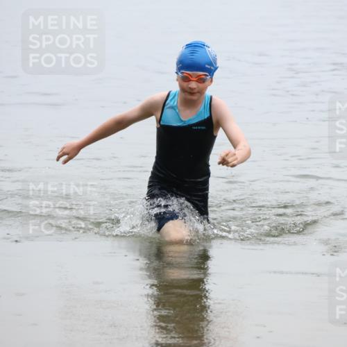 21.06.2025 - 27. Vierlanden-Triathlon Lena Gebhardt http://msf.ph/oto/8046336 15.06.2025 14:53:58 Schwimmen 1356 meine-sportfotos.de