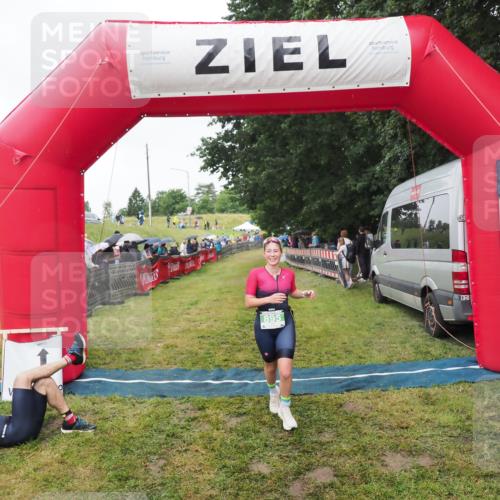 21.06.2025 - 27. Vierlanden-Triathlon MichiJ http://msf.ph/oto/8046341 15.06.2026 13:59:54 Ziel 895 meine-sportfotos.de