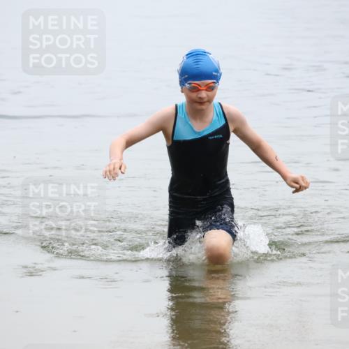 21.06.2025 - 27. Vierlanden-Triathlon Lena Gebhardt http://msf.ph/oto/8046343 15.06.2025 14:53:58 Schwimmen 1356 meine-sportfotos.de