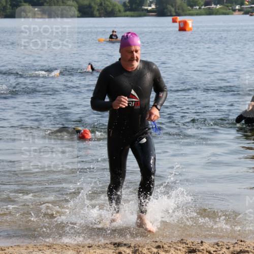 15.06.2025 - 27. Vierlanden-Triathlon Lena Gebhardt http://msf.ph/oto/8046345 15.06.2025 08:42:48 Schwimmen 18, 137, 154 meine-sportfotos.de