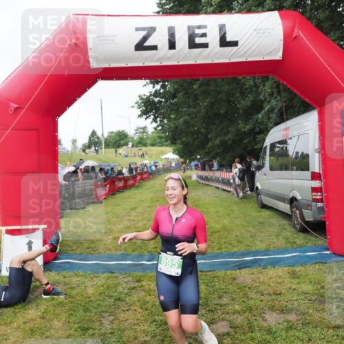 21.06.2025 - 27. Vierlanden-Triathlon MichiJ http://msf.ph/oto/8046346 15.06.2026 13:59:55 Ziel 895 meine-sportfotos.de