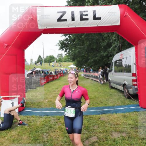 21.06.2025 - 27. Vierlanden-Triathlon MichiJ http://msf.ph/oto/8046348 15.06.2026 13:59:55 Ziel 895 meine-sportfotos.de