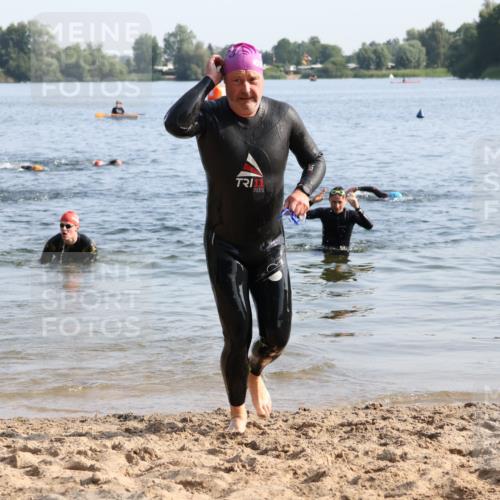 15.06.2025 - 27. Vierlanden-Triathlon Lena Gebhardt http://msf.ph/oto/8046349 15.06.2025 08:42:49 Schwimmen 18, 137, 154 meine-sportfotos.de
