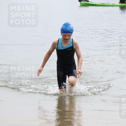 21.06.2025 - 27. Vierlanden-Triathlon Lena Gebhardt http://msf.ph/oto/8046351 15.06.2025 14:53:59 Schwimmen 1356 meine-sportfotos.de