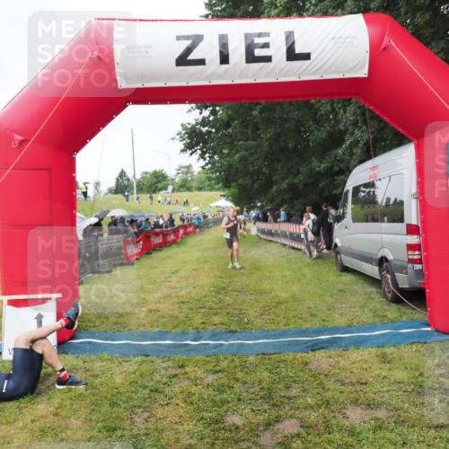 21.06.2025 - 27. Vierlanden-Triathlon MichiJ http://msf.ph/oto/8046353 15.06.2026 14:00:02 Ziel 1107 meine-sportfotos.de
