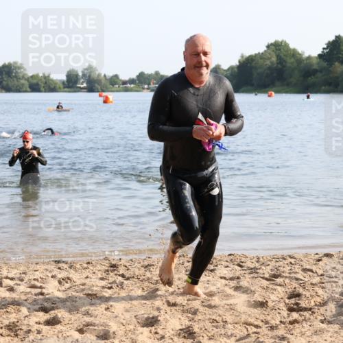 15.06.2025 - 27. Vierlanden-Triathlon Lena Gebhardt http://msf.ph/oto/8046361 15.06.2025 08:42:50 Schwimmen 18, 137, 154 meine-sportfotos.de