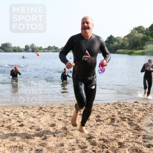 15.06.2025 - 27. Vierlanden-Triathlon Lena Gebhardt http://msf.ph/oto/8046364 15.06.2025 08:42:50 Schwimmen 18, 137, 154 meine-sportfotos.de