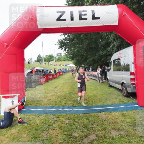 21.06.2025 - 27. Vierlanden-Triathlon MichiJ http://msf.ph/oto/8046365 15.06.2026 14:00:04 Ziel 1107 meine-sportfotos.de