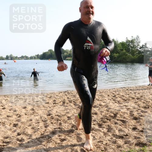 15.06.2025 - 27. Vierlanden-Triathlon Lena Gebhardt http://msf.ph/oto/8046372 15.06.2025 08:42:51 Schwimmen 18, 137, 154 meine-sportfotos.de