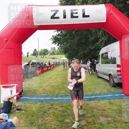 21.06.2025 - 27. Vierlanden-Triathlon MichiJ http://msf.ph/oto/8046375 15.06.2026 14:00:05 Ziel 1107 meine-sportfotos.de