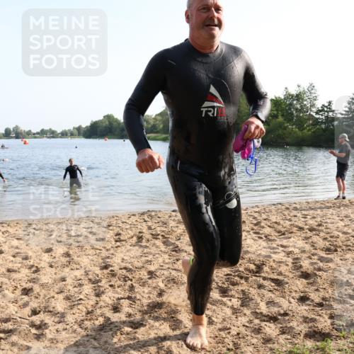 15.06.2025 - 27. Vierlanden-Triathlon Lena Gebhardt http://msf.ph/oto/8046376 15.06.2025 08:42:51 Schwimmen 18, 137, 154 meine-sportfotos.de