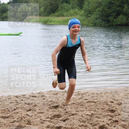 21.06.2025 - 27. Vierlanden-Triathlon Lena Gebhardt http://msf.ph/oto/8046382 15.06.2025 14:54:02 Schwimmen 1356 meine-sportfotos.de