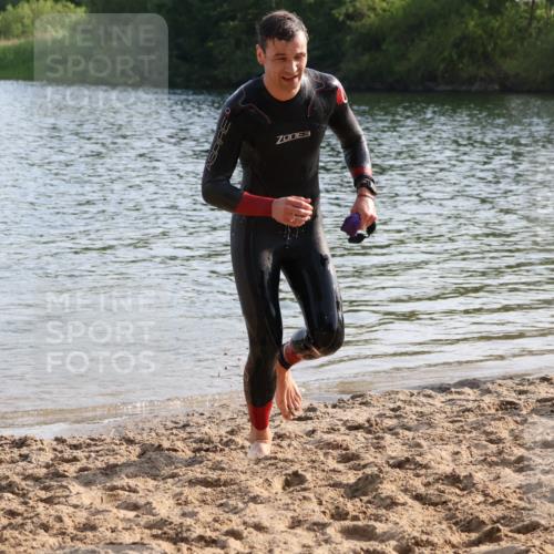 15.06.2025 - 27. Vierlanden-Triathlon Lena Gebhardt http://msf.ph/oto/8046384 15.06.2025 08:42:52 Schwimmen 18, 137, 154 meine-sportfotos.de