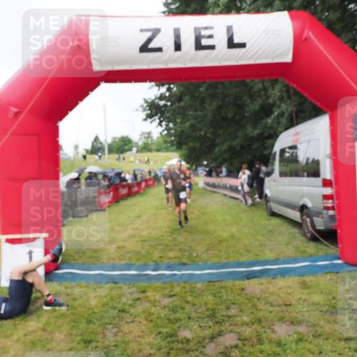 21.06.2025 - 27. Vierlanden-Triathlon MichiJ http://msf.ph/oto/8046387 15.06.2026 14:00:08 Ziel 770, 1106, 1107 meine-sportfotos.de