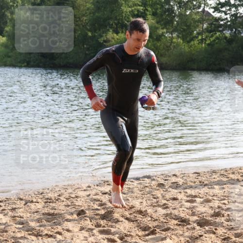 15.06.2025 - 27. Vierlanden-Triathlon Lena Gebhardt http://msf.ph/oto/8046388 15.06.2025 08:42:53 Schwimmen 18, 137, 154 meine-sportfotos.de