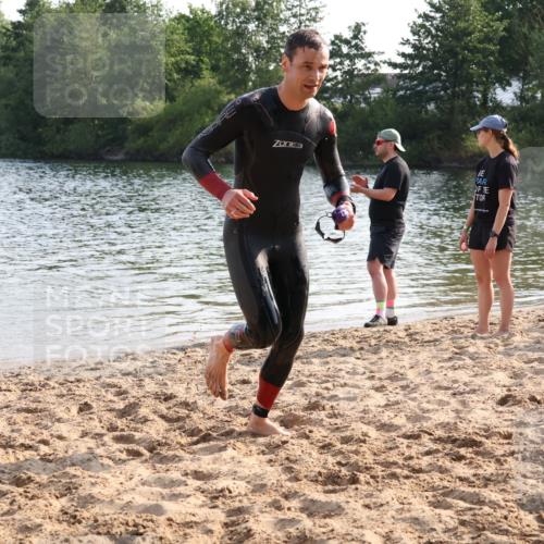 15.06.2025 - 27. Vierlanden-Triathlon Lena Gebhardt http://msf.ph/oto/8046400 15.06.2025 08:42:53 Schwimmen 18, 137, 154 meine-sportfotos.de