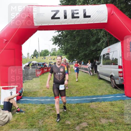 21.06.2025 - 27. Vierlanden-Triathlon MichiJ http://msf.ph/oto/8046402 15.06.2026 14:00:11 Ziel 226, 770, 1106, 1107 meine-sportfotos.de