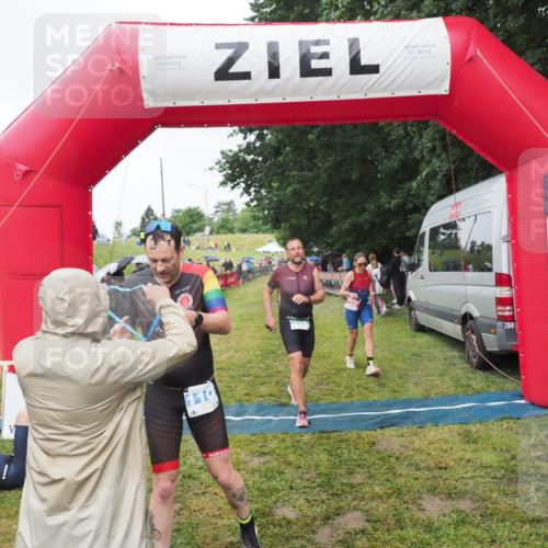 21.06.2025 - 27. Vierlanden-Triathlon MichiJ http://msf.ph/oto/8046410 15.06.2026 14:00:12 Ziel 226, 770, 1106 meine-sportfotos.de