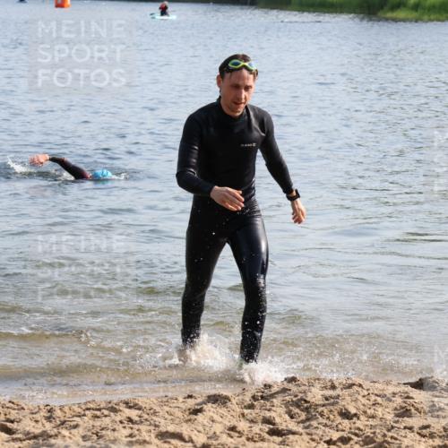 15.06.2025 - 27. Vierlanden-Triathlon Lena Gebhardt http://msf.ph/oto/8046414 15.06.2025 08:42:55 Schwimmen 18, 72, 137, 154 meine-sportfotos.de