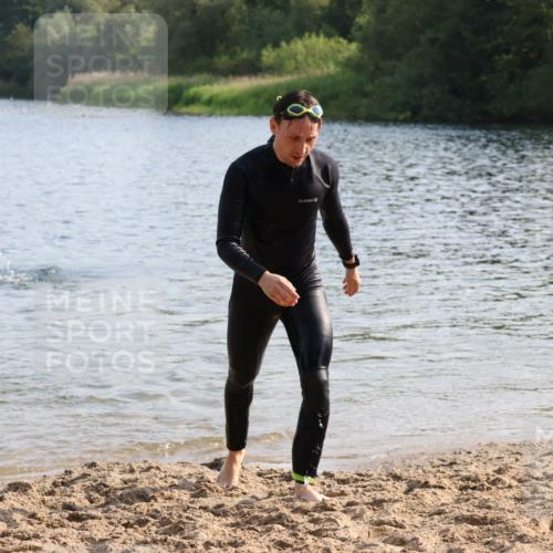 15.06.2025 - 27. Vierlanden-Triathlon Lena Gebhardt http://msf.ph/oto/8046422 15.06.2025 08:42:57 Schwimmen 18, 72, 100, 137, 154 meine-sportfotos.de
