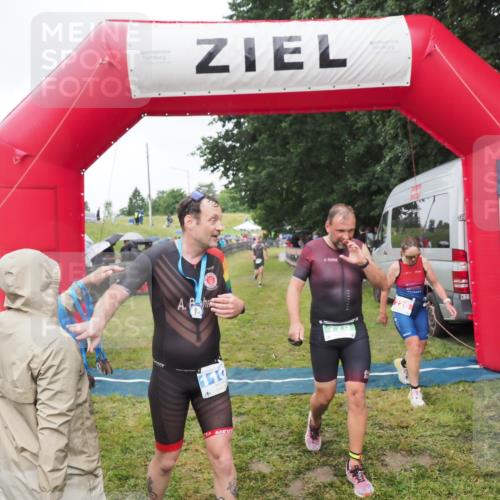 21.06.2025 - 27. Vierlanden-Triathlon MichiJ http://msf.ph/oto/8046423 15.06.2026 14:00:14 Ziel 226, 770, 800, 1106 meine-sportfotos.de