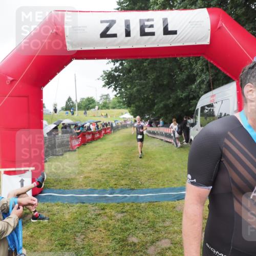 21.06.2025 - 27. Vierlanden-Triathlon MichiJ http://msf.ph/oto/8046427 15.06.2026 14:00:15 Ziel 226, 770, 800, 1106 meine-sportfotos.de