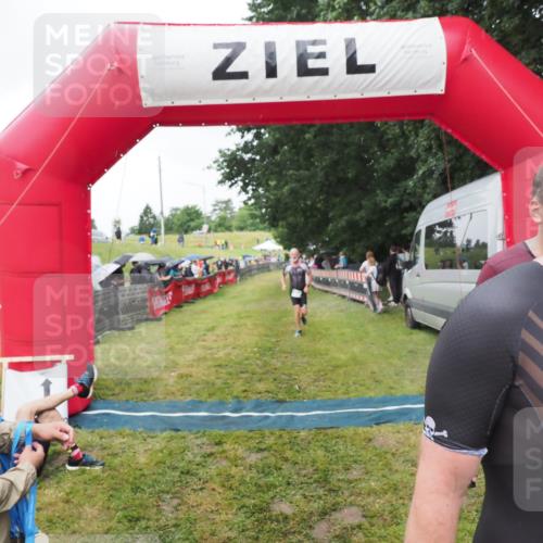 21.06.2025 - 27. Vierlanden-Triathlon MichiJ http://msf.ph/oto/8046429 15.06.2026 14:00:15 Ziel 226, 770, 800, 1106 meine-sportfotos.de