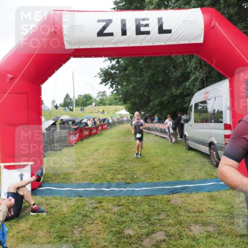 21.06.2025 - 27. Vierlanden-Triathlon MichiJ http://msf.ph/oto/8046431 15.06.2026 14:00:16 Ziel 226, 770, 800, 1106 meine-sportfotos.de