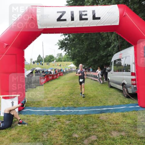 21.06.2025 - 27. Vierlanden-Triathlon MichiJ http://msf.ph/oto/8046438 15.06.2026 14:00:16 Ziel 226, 770, 800, 1106 meine-sportfotos.de