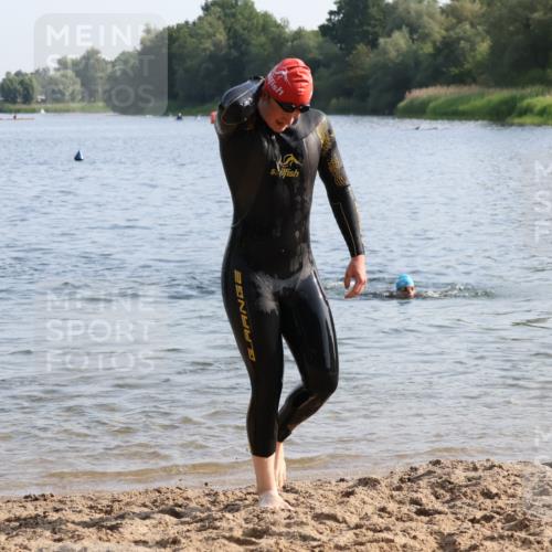 15.06.2025 - 27. Vierlanden-Triathlon Lena Gebhardt http://msf.ph/oto/8046441 15.06.2025 08:42:59 Schwimmen 18, 72, 100, 137, 154 meine-sportfotos.de