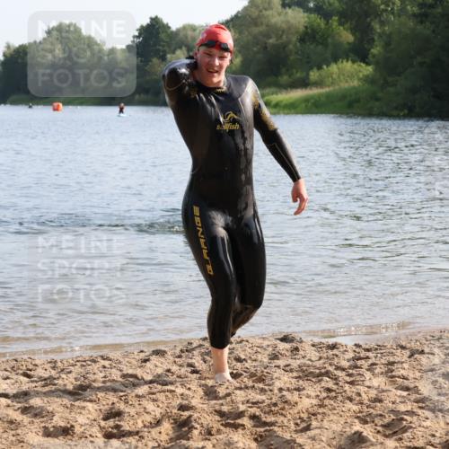 15.06.2025 - 27. Vierlanden-Triathlon Lena Gebhardt http://msf.ph/oto/8046445 15.06.2025 08:43:00 Schwimmen 18, 72, 100, 137 meine-sportfotos.de