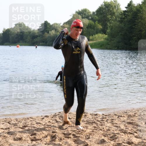 15.06.2025 - 27. Vierlanden-Triathlon Lena Gebhardt http://msf.ph/oto/8046456 15.06.2025 08:43:01 Schwimmen 18, 72, 100, 137, 139 meine-sportfotos.de