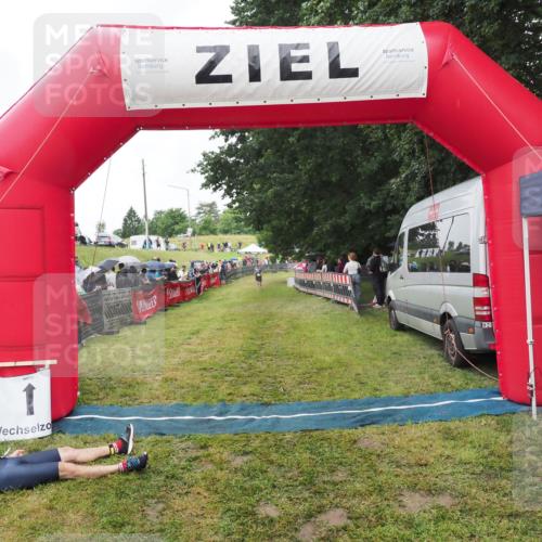 21.06.2025 - 27. Vierlanden-Triathlon MichiJ http://msf.ph/oto/8046457 15.06.2026 14:01:18 Ziel  meine-sportfotos.de