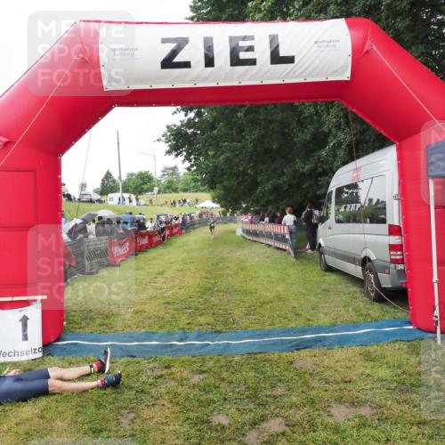 21.06.2025 - 27. Vierlanden-Triathlon MichiJ http://msf.ph/oto/8046459 15.06.2026 14:01:18 Ziel  meine-sportfotos.de