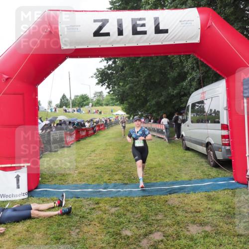 21.06.2025 - 27. Vierlanden-Triathlon MichiJ http://msf.ph/oto/8046462 15.06.2026 14:01:26 Ziel 932 meine-sportfotos.de