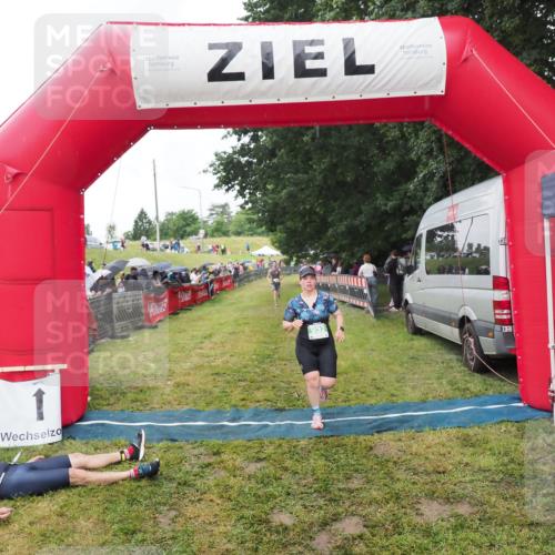 21.06.2025 - 27. Vierlanden-Triathlon MichiJ http://msf.ph/oto/8046464 15.06.2026 14:01:26 Ziel 932 meine-sportfotos.de