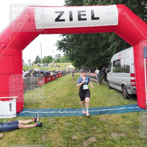 21.06.2025 - 27. Vierlanden-Triathlon MichiJ http://msf.ph/oto/8046466 15.06.2026 14:01:27 Ziel 932, 1109 meine-sportfotos.de