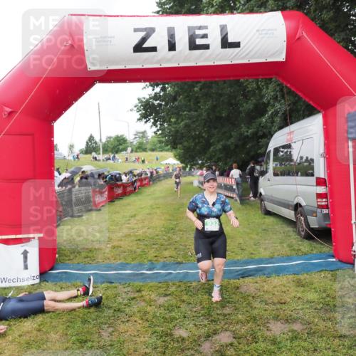 21.06.2025 - 27. Vierlanden-Triathlon MichiJ http://msf.ph/oto/8046471 15.06.2026 14:01:27 Ziel 932, 1109 meine-sportfotos.de