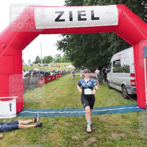 21.06.2025 - 27. Vierlanden-Triathlon MichiJ http://msf.ph/oto/8046473 15.06.2026 14:01:27 Ziel 932, 1109 meine-sportfotos.de