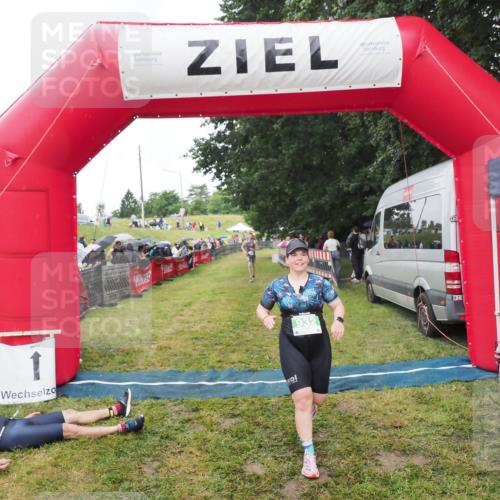 21.06.2025 - 27. Vierlanden-Triathlon MichiJ http://msf.ph/oto/8046475 15.06.2026 14:01:27 Ziel 932, 1109 meine-sportfotos.de