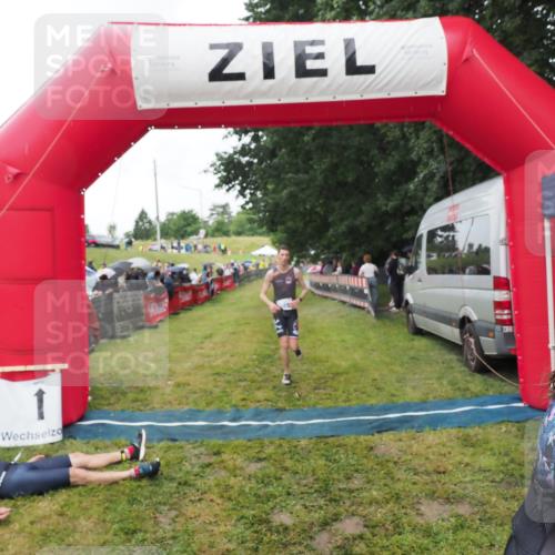 21.06.2025 - 27. Vierlanden-Triathlon MichiJ http://msf.ph/oto/8046489 15.06.2026 14:01:30 Ziel 932, 1109 meine-sportfotos.de