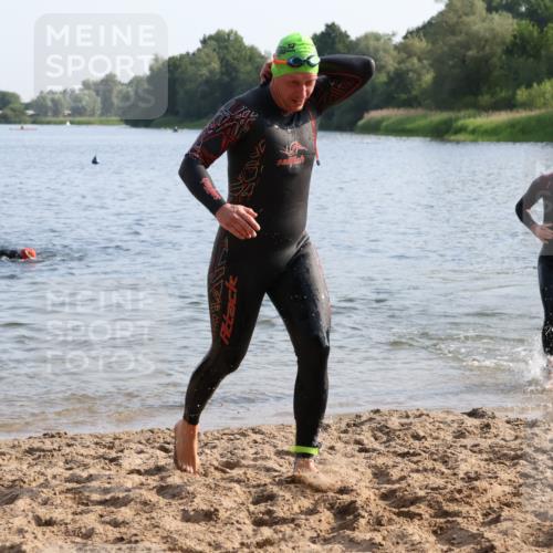 15.06.2025 - 27. Vierlanden-Triathlon Lena Gebhardt http://msf.ph/oto/8046498 15.06.2025 08:43:08 Schwimmen 11, 18, 72, 100, 139 meine-sportfotos.de